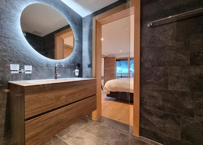 Riverside 3rd Floor North Apartment *